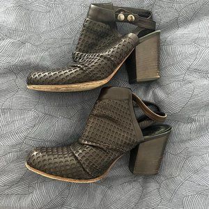 Woven black leather heels, size 38